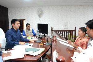 निगम कमिश्नर ने काम में लापरवाही करने वालों को लगाई फटकार