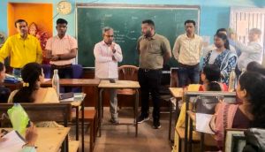 चुनाव तैयारियों का जायजा लेने जिले के विभिन्न मतदान केंद्रों में पहुँचे सामान्य प्रेक्षक डा. एमटी रेजू चुनाव तैयारियों का जायजा लेने जिले के विभिन्न मतदान केंद्रों में पहुँचे सामान्य प्रेक्षक डा. एमटी रेजू