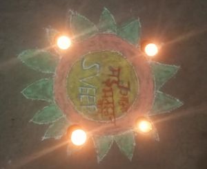 गांवों में स्वीप दीप जलाकर दिया गया मतदान का संदेश गांवों में स्वीप दीप जलाकर दिया गया मतदान का संदेश