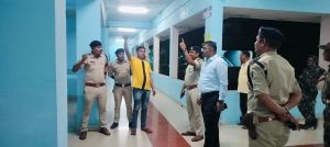 पुलिस प्रेक्षक ने किया स्ट्रांग रूम का निरीक्षण पुलिस प्रेक्षक ने किया स्ट्रांग रूम का निरीक्षण