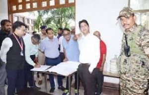 प्रेक्षकों ने किया स्ट्रांग रूम का निरीक्षण, दिए आवश्यक निर्देश प्रेक्षकों ने किया स्ट्रांग रूम का निरीक्षण, दिए आवश्यक निर्देश