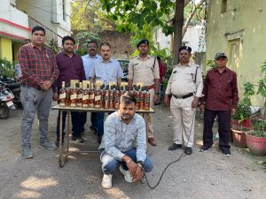 अन्य प्रांत की मदिरा जप्त, प्लेटफॉर्म से गिरफ्तार अन्य प्रांत की मदिरा जप्त, प्लेटफॉर्म से गिरफ्तार