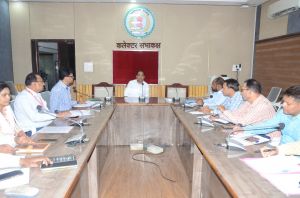 कलेक्टर डाॅ. गौरव सिंह ने मतदाता पर्ची वितरण कार्य की समीक्षा की कलेक्टर डाॅ. गौरव सिंह ने मतदाता पर्ची वितरण कार्य की समीक्षा की