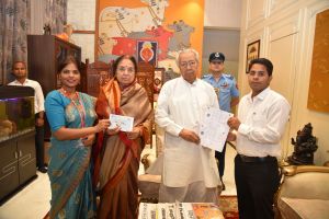 राज्यपाल विश्वभूषण हरिचंदन, प्रथम महिला श्रीमती सुप्रभा हरिचंदन को मतदाता पर्ची का वितरण राज्यपाल विश्वभूषण हरिचंदन, प्रथम महिला श्रीमती सुप्रभा हरिचंदन को मतदाता पर्ची का वितरण