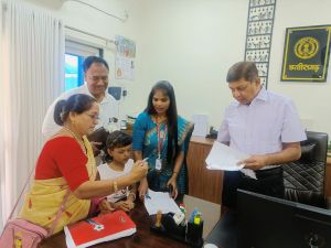 मुख्य सचिव अमिताभ जैन, अपर मुख्य सचिव सुब्रत साहू व वरिष्ठ अफसरों को मतदाता पर्ची का वितरण मुख्य सचिव अमिताभ जैन, अपर मुख्य सचिव सुब्रत साहू व वरिष्ठ अफसरों को मतदाता पर्ची का वितरण