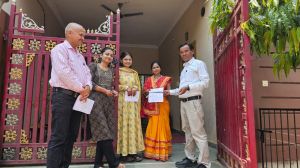 बीएलओ के माध्यम से मतदाताओं को घर-घर जाकर मतदाता पर्ची का वितरण बीएलओ के माध्यम से मतदाताओं को घर-घर जाकर मतदाता पर्ची का वितरण