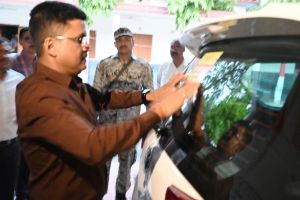 वाहनों में स्टिकर लगाकर दिया जा रहा मतदान का संदेश वाहनों में स्टिकर लगाकर दिया जा रहा मतदान का संदेश