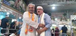 शदाणी दरबार में डॉ.कमलेश गोगिया का सम्मान शदाणी दरबार में डॉ.कमलेश गोगिया का सम्मान