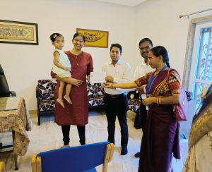 मुख्य निर्वाचन पदाधिकारी श्रीमती रीना कंगाले को मतदाता पर्ची का वितरण मुख्य निर्वाचन पदाधिकारी श्रीमती रीना कंगाले को मतदाता पर्ची का वितरण