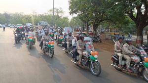 बुलेट चलाकर दुर्ग पुलिस अधीक्षक ने दिया स्वस्थ मतदान का संदेश बुलेट चलाकर दुर्ग पुलिस अधीक्षक ने दिया स्वस्थ मतदान का संदेश