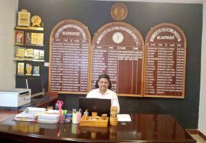 माता पिता बच्चों पर अपनी अपेक्षाओं का बोझ न डालें - कलेक्टर माता पिता बच्चों पर अपनी अपेक्षाओं का बोझ न डालें - कलेक्टर