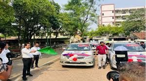  कलेक्टर डॉ. गौरव सिंह ने पोस्टल बैलेट मतदान के लिए होम वोटिंग मतदान रथ को किया रवाना