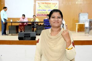 सुविधा केन्द्र में शासकीय सेवकों ने किया मताधिकार का प्रयोग सुविधा केन्द्र में शासकीय सेवकों ने किया मताधिकार का प्रयोग