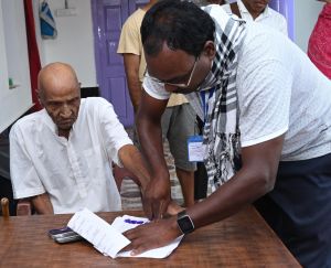  होम वोटिंग की सुविधा से 105 वर्षीय कन्हैया राम ने किया मतदान