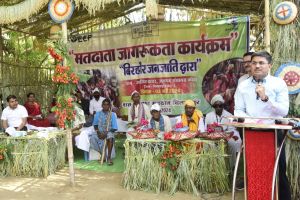 बिरहोर आदिवासियों के बीच पहुंचे कलेक्टर बिरहोर आदिवासियों के बीच पहुंचे कलेक्टर