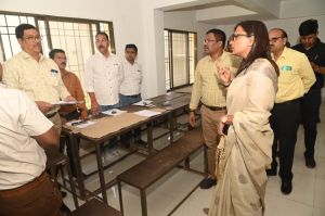 कलेक्टर ने मतदान दलों को उपलब्ध कराये जाने वाला मतदाता सूची का किया निरीक्षण कलेक्टर ने मतदान दलों को उपलब्ध कराये जाने वाला मतदाता सूची का किया निरीक्षण