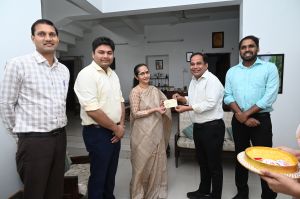 डाॅ. गौरव सिंह पहुंचे आईएएस अफसरों के घर कलेक्टर की पाती लेकर डाॅ. गौरव सिंह पहुंचे आईएएस अफसरों के घर कलेक्टर की पाती लेकर