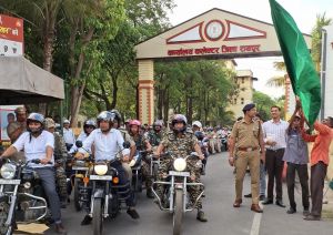 कलेक्टर-एसएसपी निकले सुरक्षा बलों के साथ स्वीप बाइक रैली में कलेक्टर-एसएसपी निकले सुरक्षा बलों के साथ स्वीप बाइक रैली में