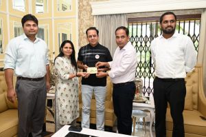 वरिष्ठ पत्रकार हिमांशु द्विवेदी, आईएएस अधिकारी एस.भारतीदासन और कुंदन कुमार के घर पहुँचा दिया पीला चावल और आमंत्रण पत्र वरिष्ठ पत्रकार हिमांशु द्विवेदी, आईएएस अधिकारी एस.भारतीदासन और कुंदन कुमार के घर पहुँचा दिया पीला चावल और आमंत्रण पत्र