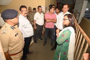 संभागायुक्त, आई.जी. और कलेक्टर ने स्ट्रांग रूम सामग्री वापसी स्थल का किया निरीक्षण