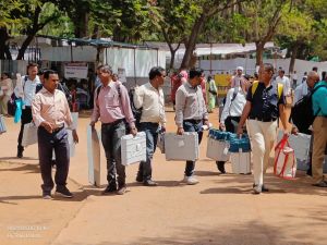  1509 मतदान केन्द्रों के लिए मतदान दल रवाना, 8 हजार से अधिक अधिकारी-कर्मचारी कराएंगे मतदान