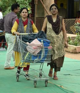  गुलाब फूल मिलते रहे, चेहरे में खिलखिलाहट छाई रही