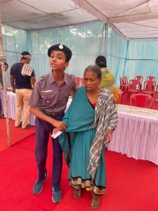 मतदान केंद्रों में मतदाताओं का सहयोग कर रहे हैं मतदाता मित्र