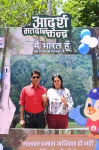 सचिव अविनाश चम्पावत ने पत्नी के साथ किया मतदान