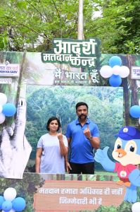 अधिकारियों ने किया अपने मताधिकार का प्रयोग