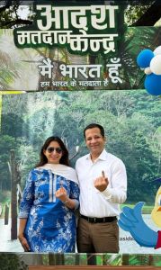 सचिव  सिद्धार्थ कोमल परदेशी ने आज सपरिवार अपने मताधिकार का प्रयोग किया