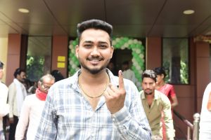 पहली बार वोट डालने आए युवा मतदाताओं ने जताई खुशी
