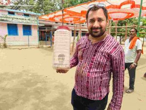 मतदान केन्द्र में घूसा सांप... एक्सपर्ट ने रेस्क्यू कर जंगल मे छोड़ा