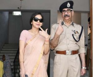  डीजीपी अशोक जुनेजा ने आनंद नगर सोसायटी मतदान केंद्र में किया मतदान