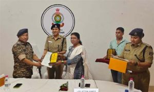 शांतिपूर्ण मतदान समापन पर  एसपी और डीएम ने केन्द्रीय सशस्त्र बल के अधिकारियों को किया सम्मानित