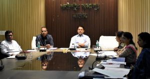 समय-सीमा की बैठक में कलेक्टर ने विभिन्न विभागों के कार्यों की समीक्षा की