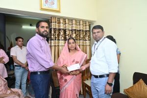  नगर निगम आयुक्त अबिनाश मिश्रा ने नीलू वर्मा को सौंपा 15 लाख रूपए का चेक