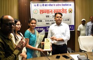  राज्य स्तरीय प्रावीण्य सूची में स्थान बनाने वाले बालोद जिले के 12 विद्यार्थियों का किया गया सम्मान