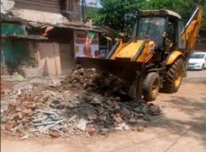 सड़क पर डम्प किये मलवे को निगम कर रहा है जप्त