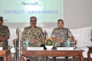  पुलिस महानिदेशक ने टेकमेटा-काकुर में हुई  पुलिस-नक्सली मुठभेड़ में शामिल जवानों से मुलाकात  की