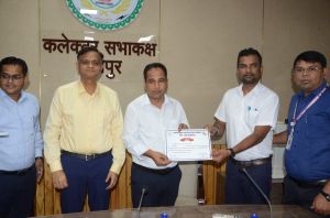 होम वोटिंग, पोस्टल बैलेट के लिए उल्लेखनीय कार्य करने वाले मतदान दल हुए सम्मानित