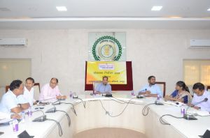 कलेक्टर ने जिले के राजस्व अमला बैठक ली