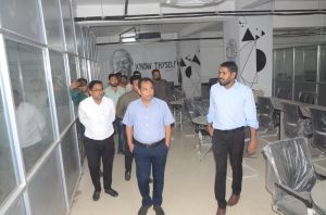 भाठागांव में तैयार हो रहा गेस्ट हाउस, कलेक्टर डाॅ. गौरव सिंह ने निरीक्षण कर दिए आवश्यक निर्देश