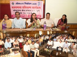  प्रशिक्षकों द्वारा अधिकारियों को बतायी गई मतगणना की बारीकियां