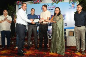  उत्कृष्ठ कार्य के लिए अधिकारी सम्मानित