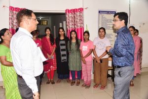 प्रमुख सचिव सोनमणि बोरा ने किया प्रयास विद्यालय का निरीक्षण