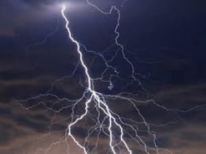  आकाशीय बिजली की चपेट में आने से 1 व्यक्ति की मौत ,चार ग्रामीण झुलसे,