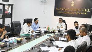 तीन नायब तहसीलदारों को कलेक्टर ने थमाई शो काज नोटिस तीन नायब तहसीलदारों को कलेक्टर ने थमाई शो काज नोटिस