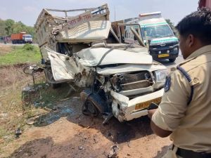 ट्रक और पिकअप वाहन में जोरदार भिड़ंत, तीन घायल ट्रक और पिकअप वाहन में जोरदार भिड़ंत, तीन घायल