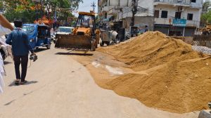 सड़क पर रखी भवन निर्माण सामग्रियों को जप्त कर कुल 5000 रूपये सड़क बाधा शुल्क वसूला सड़क पर रखी भवन निर्माण सामग्रियों को जप्त कर कुल 5000 रूपये सड़क बाधा शुल्क वसूला