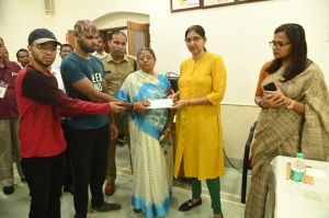 निर्वाचन कर्तव्य के दौरान मृत कर्मी के वैध उत्तराधिकारी को 15 लाख रूपए प्रतिकर राशि का भुगतान निर्वाचन कर्तव्य के दौरान मृत कर्मी के वैध उत्तराधिकारी को 15 लाख रूपए प्रतिकर राशि का भुगतान